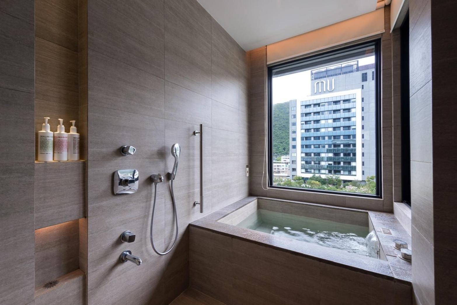 Mu Jiaoxi Hotel Екстериор снимка A modern Japanese-style bathroom with a deep bathtub