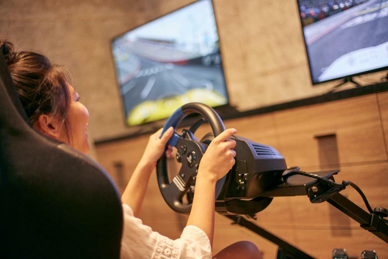 Mu Jiaoxi Hotel Екстериор снимка A woman playing a racing video game